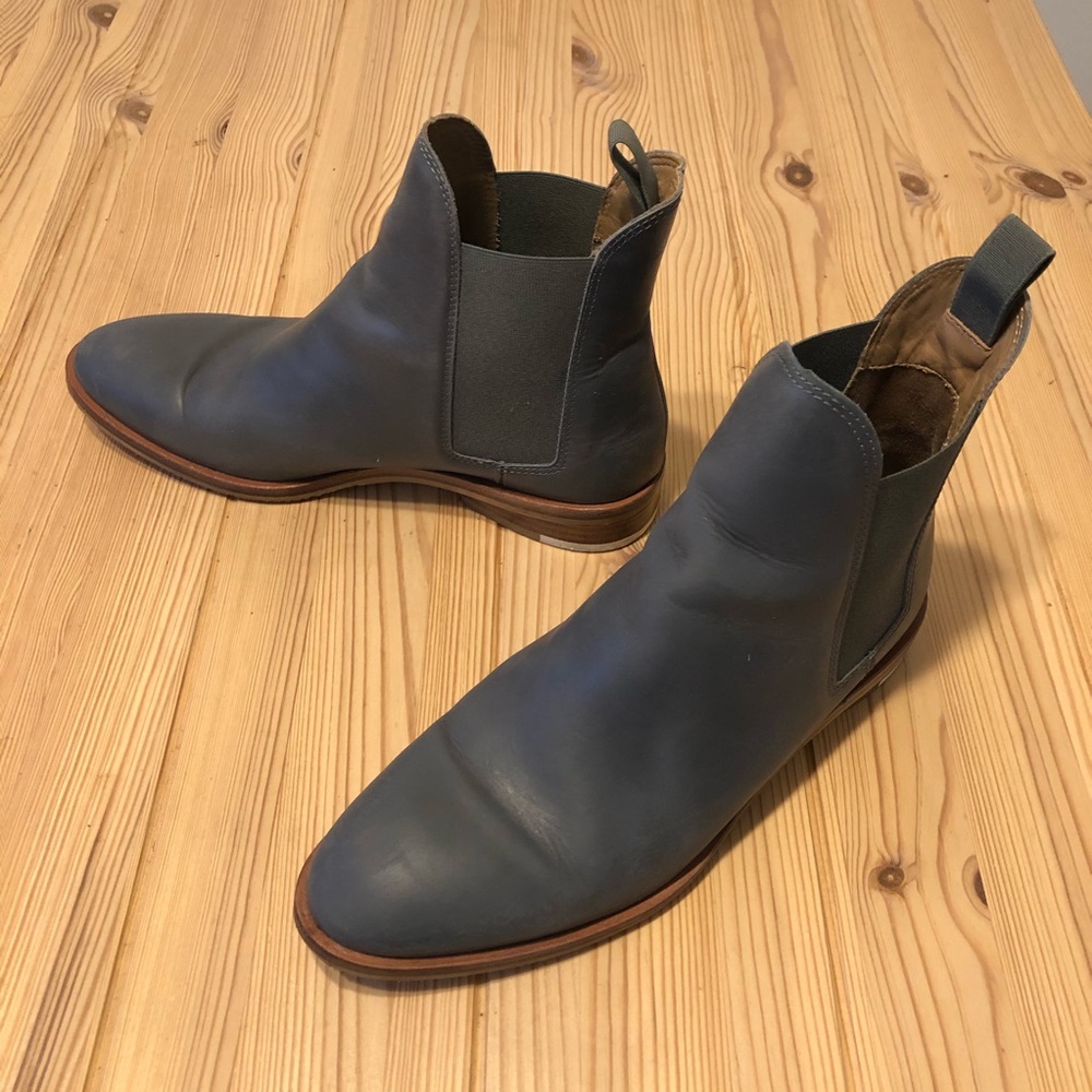 Everlane Chelsea boot in gray blue